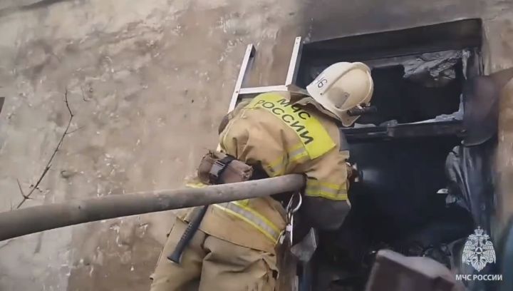 Спасатели ликвидировали возгорание в ЛНР, не дав огню перекинуться на квартиры