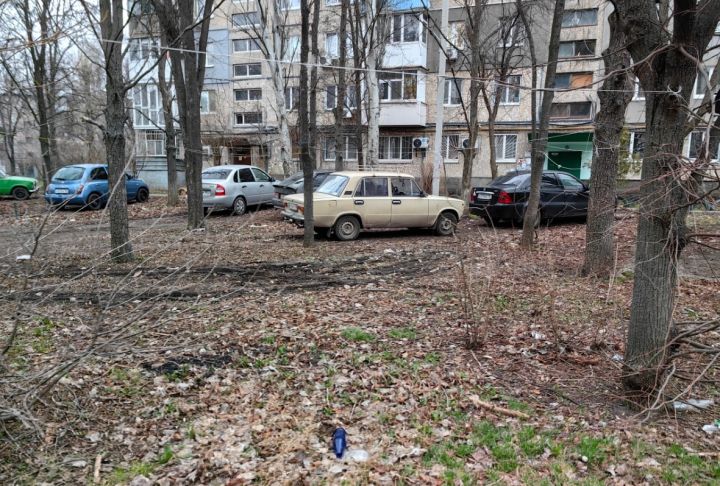 Детские площадки превратились в парковки. Луганчане жалуются на нарушения в городе