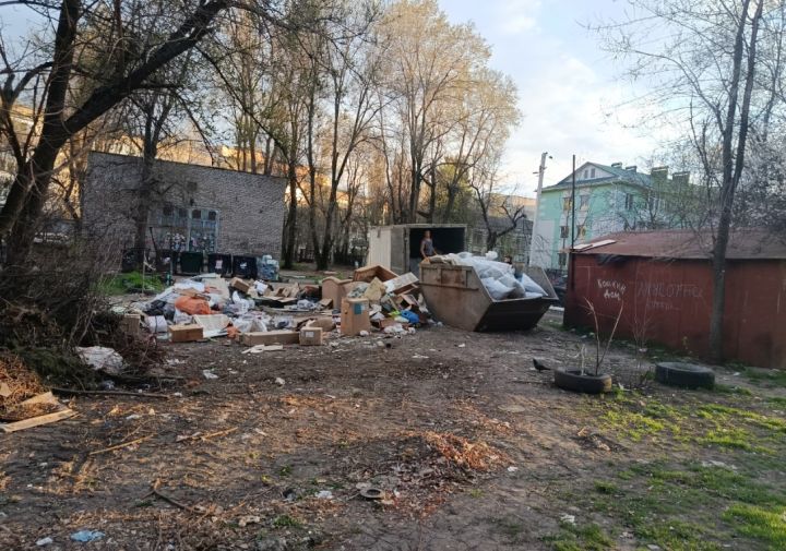Кучи до второго этажа. Как Луганск утопает в мусоре
