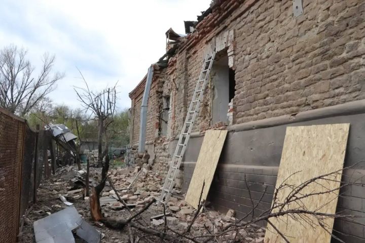 Один из городов ЛНР подвергся удару ВСУ: поврежден дом, есть раненые 