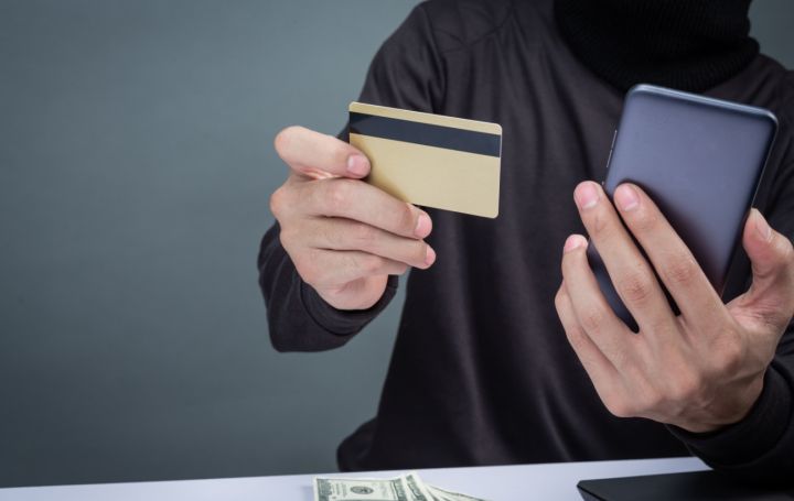 Пенсионерка из ЛНР передала деньги аферистам, позвонившим из «военкомата», потеряв 10 млн рублей 