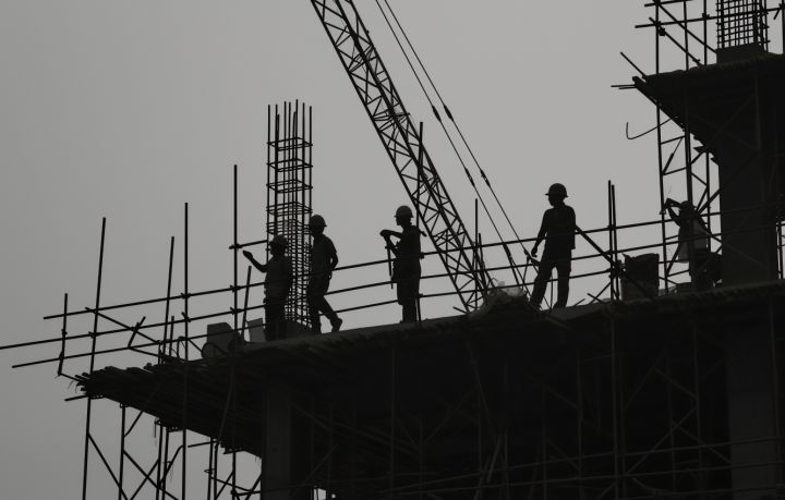 Стройка одной из школ в ЛНР велась при помощи нелегалов: теперь им грозят штрафы и выдворение 