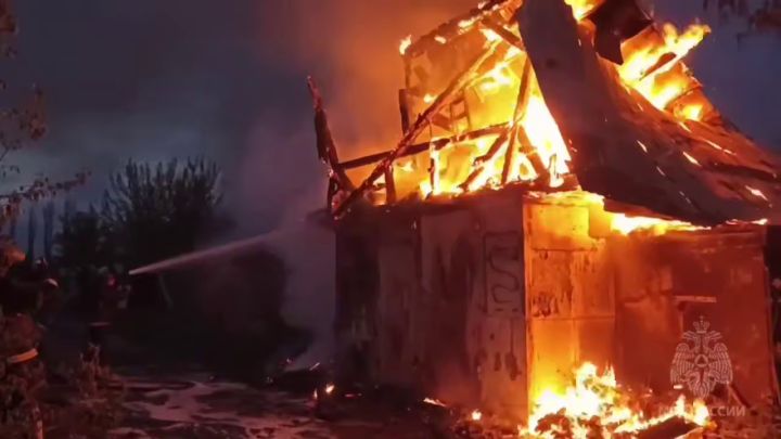 В одном из городов ЛНР из-за атаки беспилотника произошёл сильный пожар 