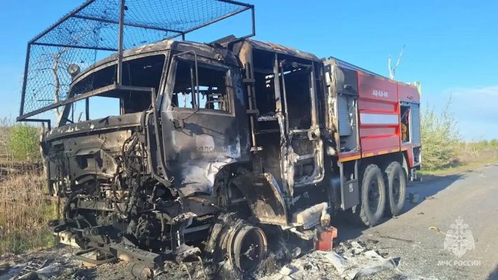 Беспилотник атаковал спасателей в ЛНР, когда они тушили пожар: техника полностью уничтожена 