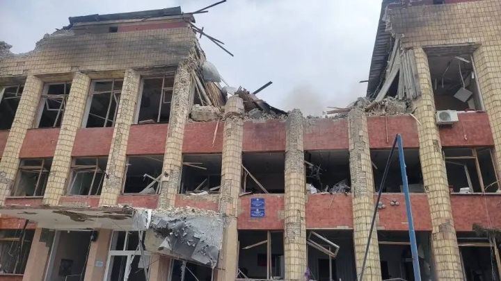 ВСУ ударили по администрации одного из городов ЛНР: пострадали 18 человек, есть разрушения 