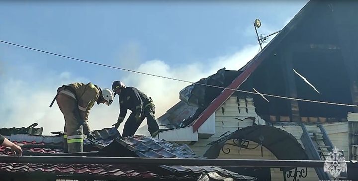 Спасение ребёнка и тушение дома: в ЛНР за сутки произошло два крупных пожара 