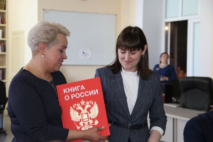 Луганская «Горьковка» получила книги о истории России