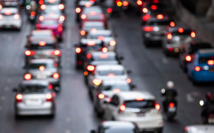 «Вальс нарушителей»: три авто в Луганске на камеру пересекли двойную сплошную