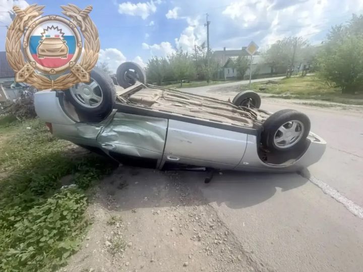 Перевернутое авто и пострадавший ребёнок: жесткое ДТП произошло в Луганске 