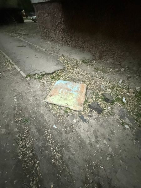 Соцсети: в Луганске жильцам многоэтажки чуть не упала на голову бетонная плита