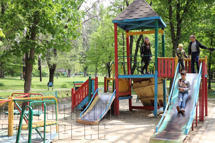 Где играют наши дети?: состояние детских площадок в Свердловске