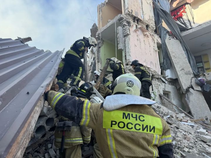 Спасатели продолжают разбирать завалы колледжа в Старобельске: под обломками остаются люди