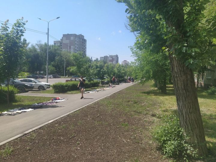 Стихийные торговцы заняли новый тротуар и газоны на востоке Луганска
