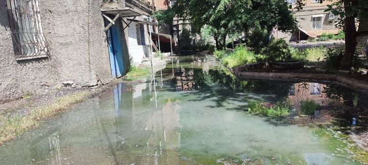 В Луганске разлилось «вонючее море»: люди закрыты в подъезде, власти бездействуют