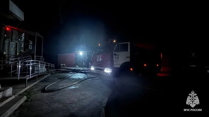 Пенсионера спасли на жутком пожаре в алчевской многоэтажке: он надышался дымом и не мог сам выйти 