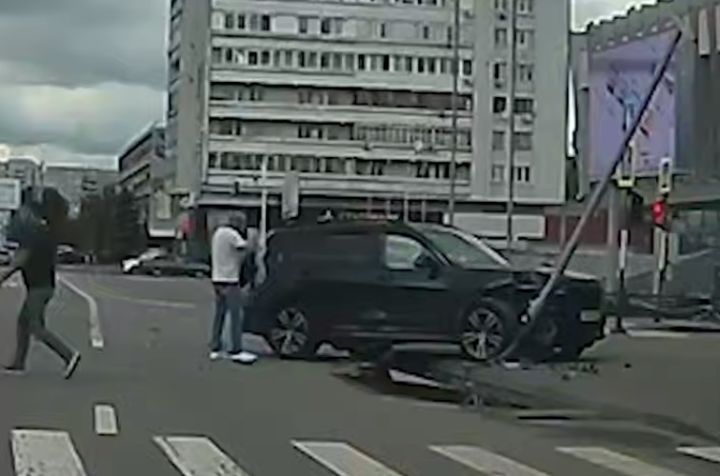 Жёсткая авария в центре Луганска: столкнулись два авто