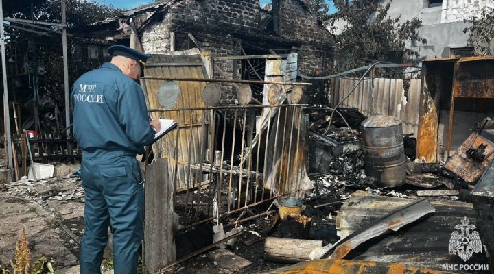 Смертельный пожар в Счастье: на одной из улиц сгорел гараж с человеком внутри
