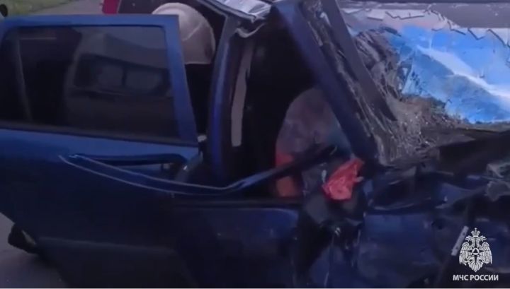 В ЛНР столкнулись два авто: ликвидировать последствия ДТП вызвали МЧС