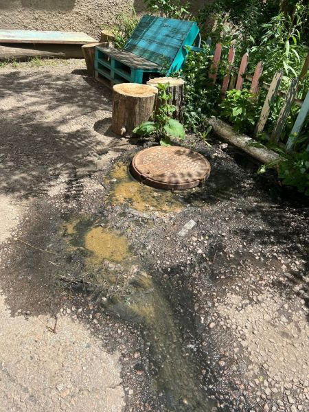 В Луганске канализация течёт уже несколько месяцев: коммунальщики не могут её починить 