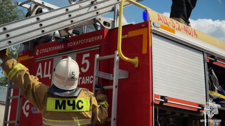 Едкий дым охватил пятиэтажку: в Луганске срочно эвакуировали 20 человек из горящего дома 