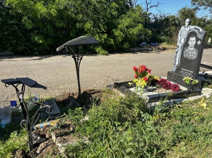В Луганске задержан водитель, протаранивший памятники на кладбище