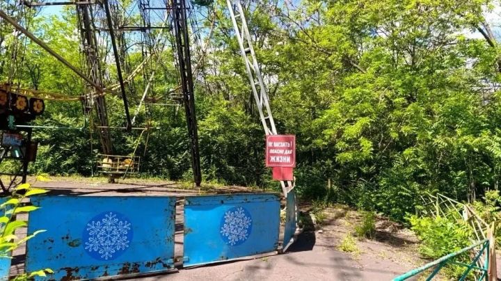 Прокуратура вмешалась в ситуацию с опасным аттракционом в Алчевске, на который залез парень 