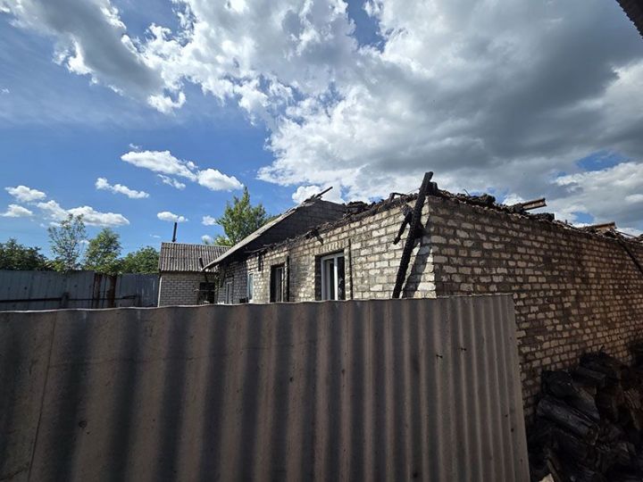 Беспилотник упал на жилой дом? В Свердловске получил повреждения дом недалеко от центра города