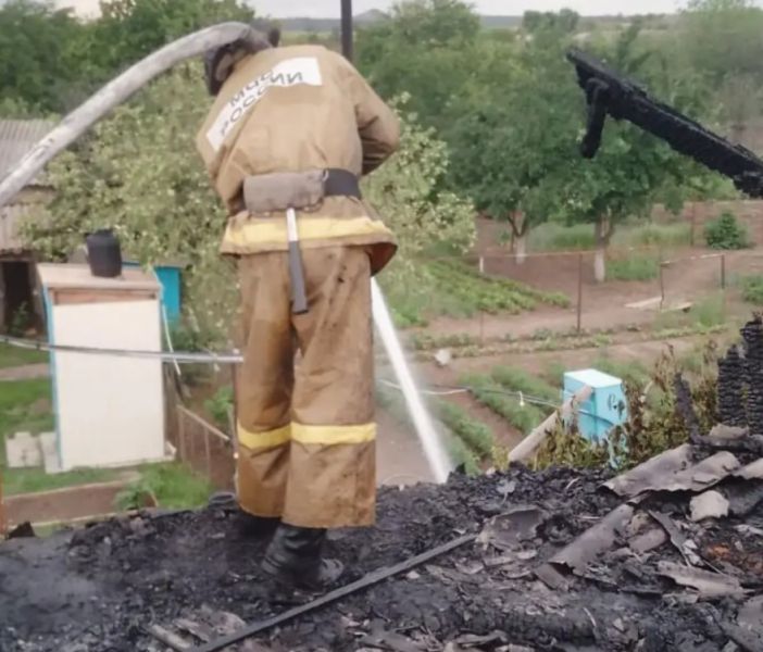Масштабный пожар едва ли не оставил пару пенсионеров в ЛНР без крыши над головой 