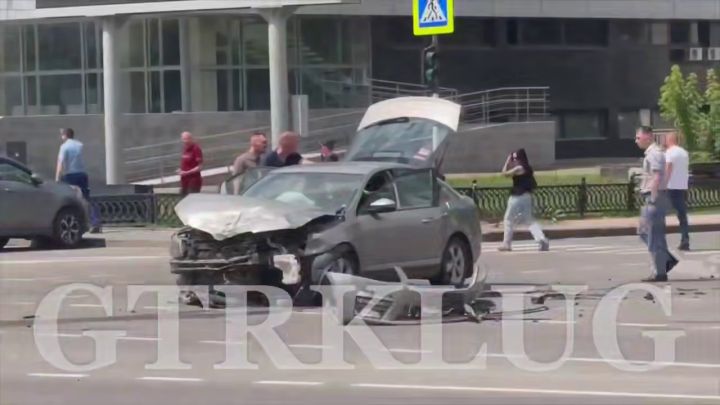 Машины разлетелись по всей площади: в центре Луганска произошло серьёзное ДТП
