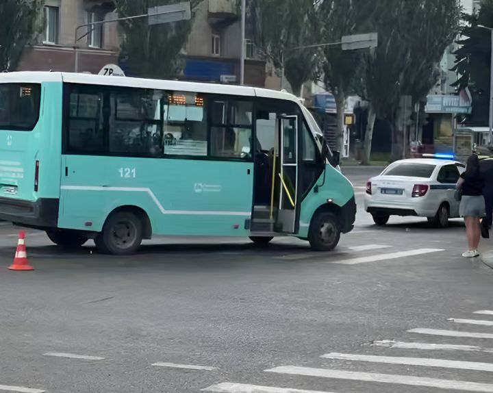 Маршрутка сбила женщину на «зебре» в центре Луганска