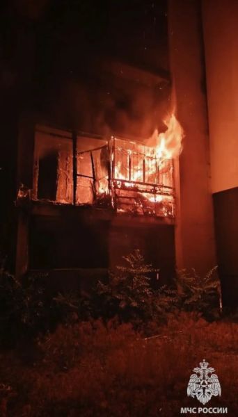 В ЛНР пожарные отстояли у огня многоэтажку
