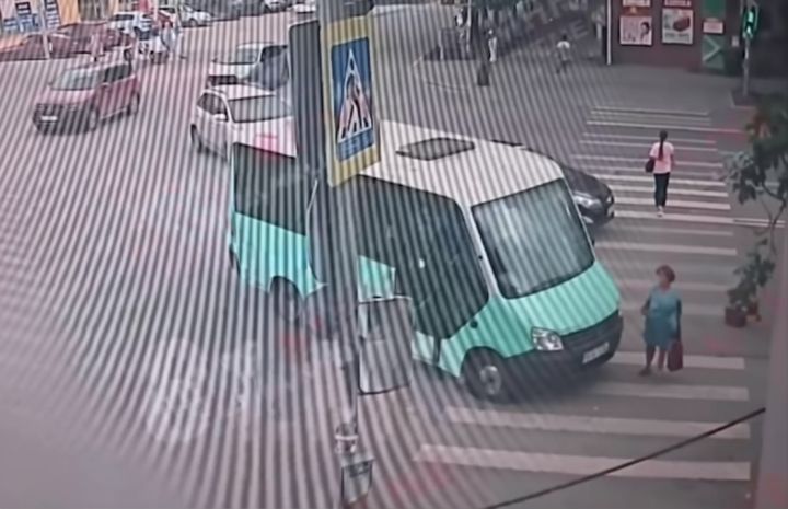 В Луганске маршрутка сбила женщину на «зебре»