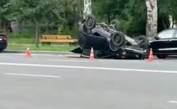 В Луганске возле Авангарда перевернулось авто - соцсети