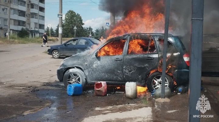 Беспилотник ударил по автомобилям в одном из городов ЛНР, едва не убив людей в них 