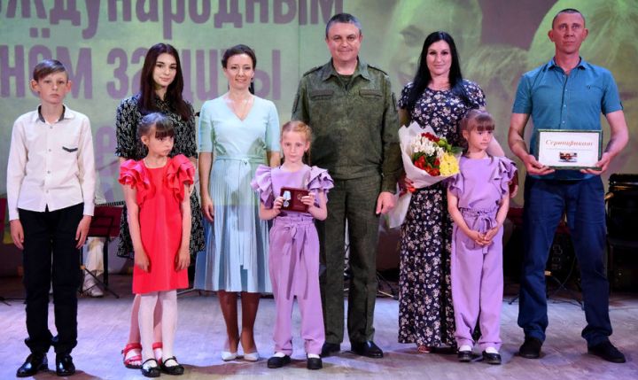 Многодетных семей ЛНР наградили медалью «Родительская слава»
