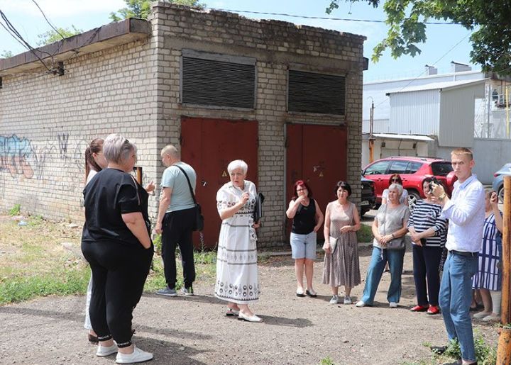 «Война» из-за автостоянки развернулась среди жителей одной из многоэтажек Свердловска