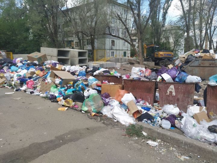 Один из кварталов Луганска буквально «утонул» в мусоре - соцсети
