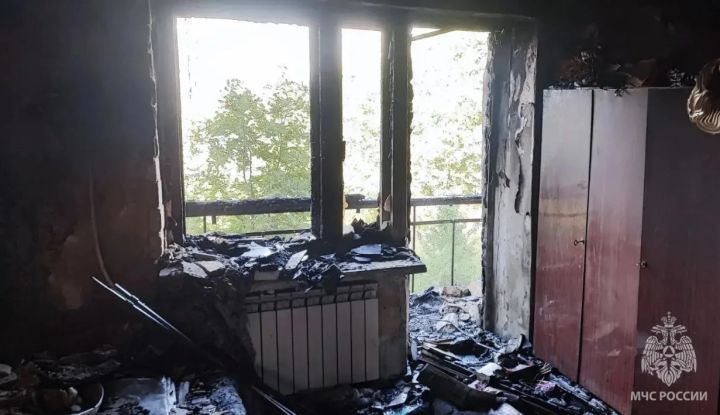 Огонь охватил пять этажей: в ЛНР спасатели эвакуировали жильцов из горящей многоэтажки