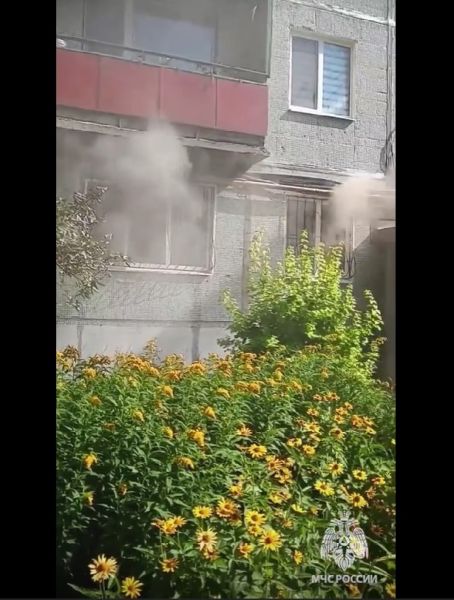 В Луганске пожарные вытащили из огня 41-летнего мужчину