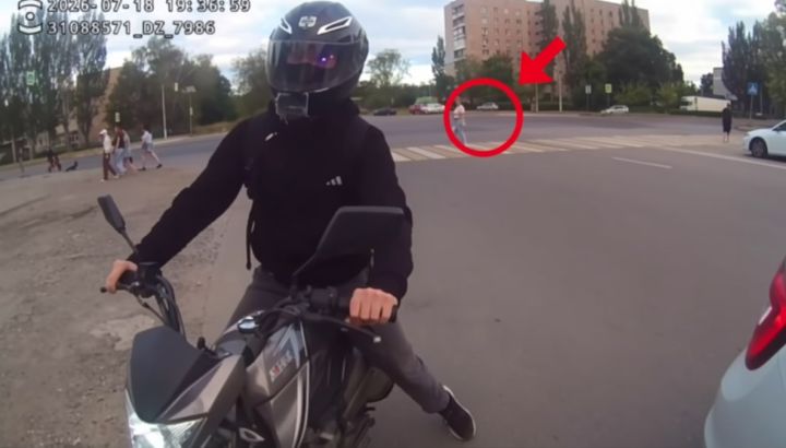 В Луганске водитель мопеда искал туалет, но напоролся на штраф