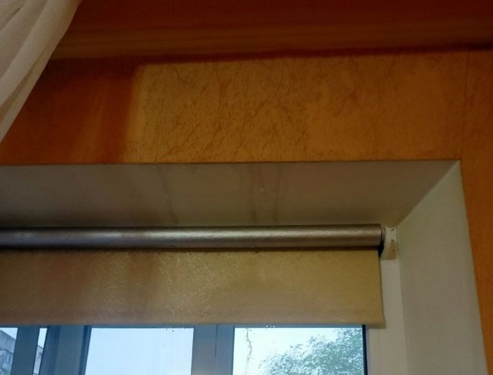 Дождь снова залил квартиры луганчан: крышу одной из многоэтажек не могут отремонтировать полгода