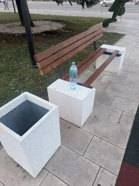 Вандалы продолжают уничтожать отреставрированную площадь Мира в Свердловске