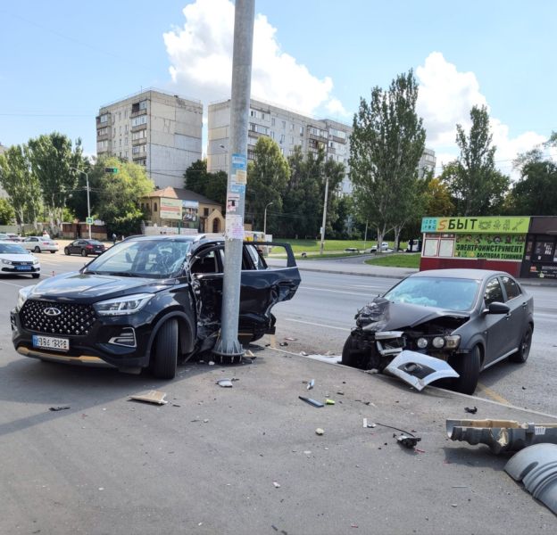 В Луганске столкнулись два авто: одна из машин вылетела на тротуар