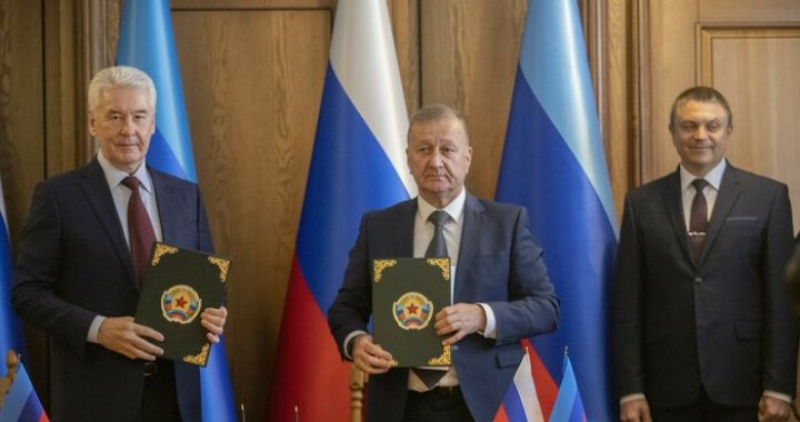 Мэры Луганска и Москвы заключили договор о сотрудничестве
