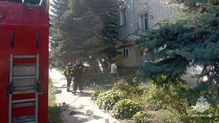 Забытая свеча чуть не обернулась трагедией: в ЛНР спасатели ликвидировали пожар в многоэтажке