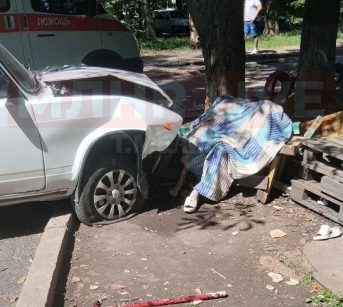Страшная авария в Луганске: машина выехала на тротуар и наехала на женщину, сидевшую на лавочке