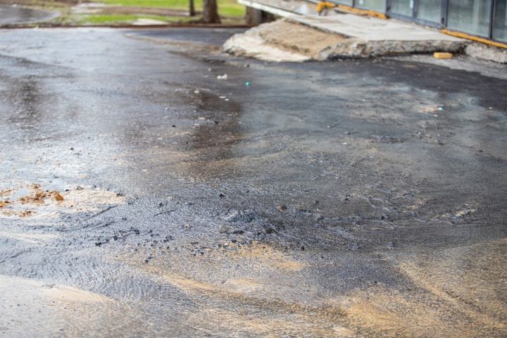 Больше тысячи кубометров воды ушло в землю: жители Луганска бьют тревогу из-за крупной поломки водопровода 