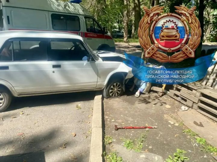 Подробности страшной аварии в Луганске: пенсионерку сбили, пока она сидела на лавочке