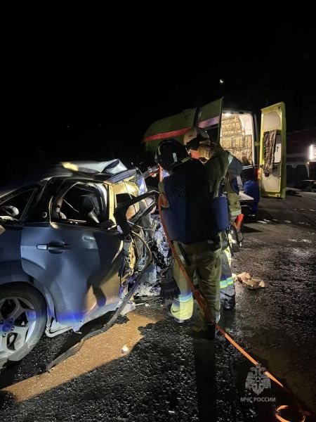 В Луганске авто влетело в трактор: пассажира зажало в салоне