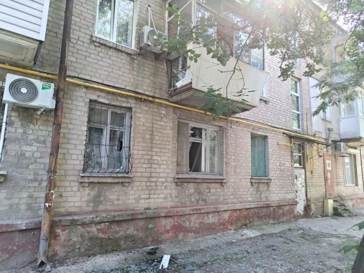 Разрушенные многоэтажки и выбитые окна: стали известны последствия прилётов по Луганску 